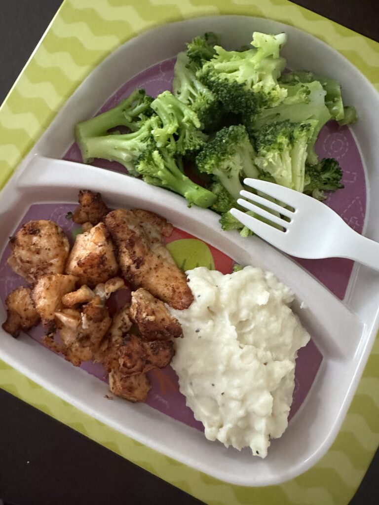 Kids plate with air fryer salmon, broccoli and mashed potatoes 