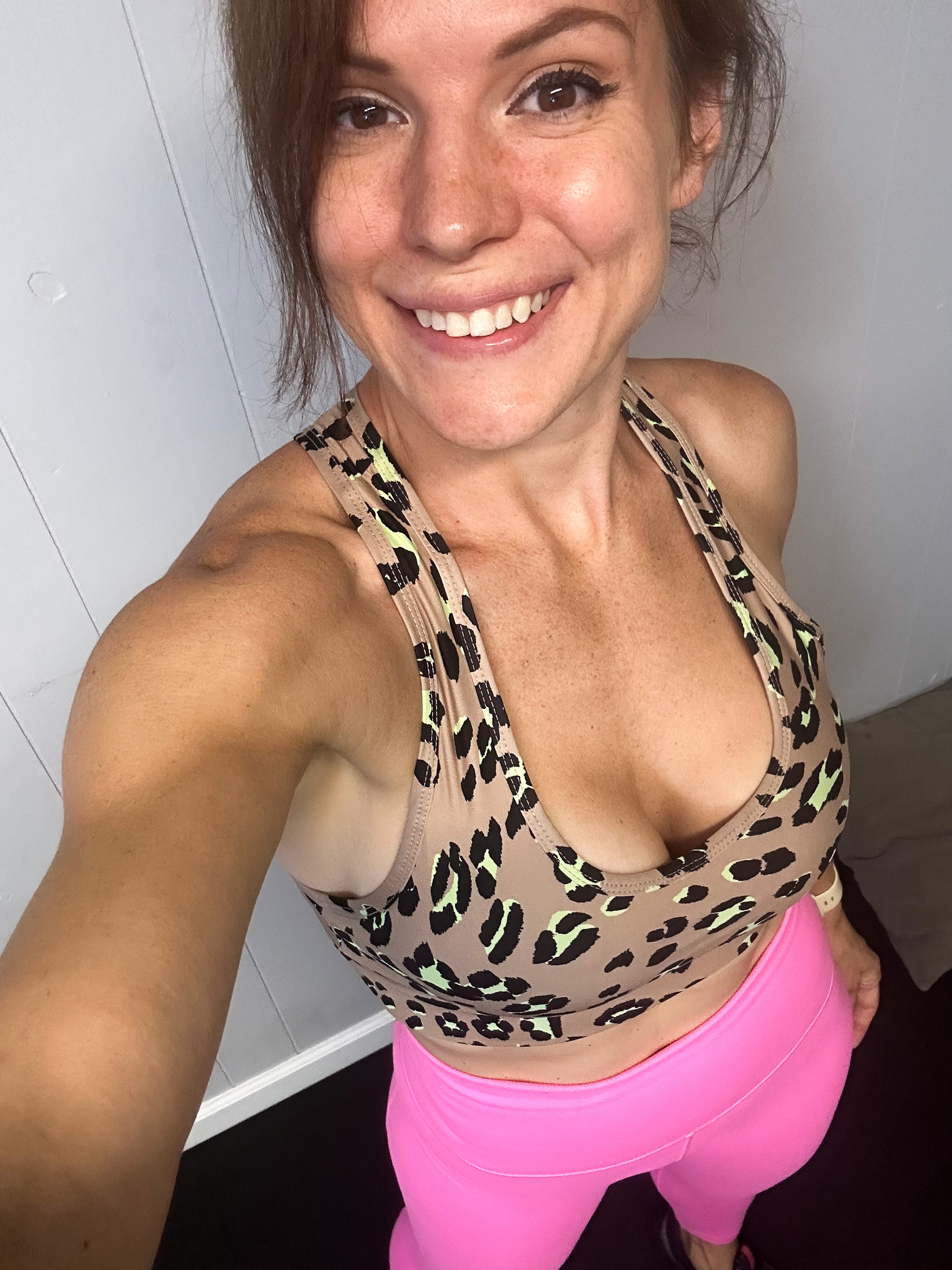 Pre workout selfie in a leopard print sports bra and hot pink pants. 